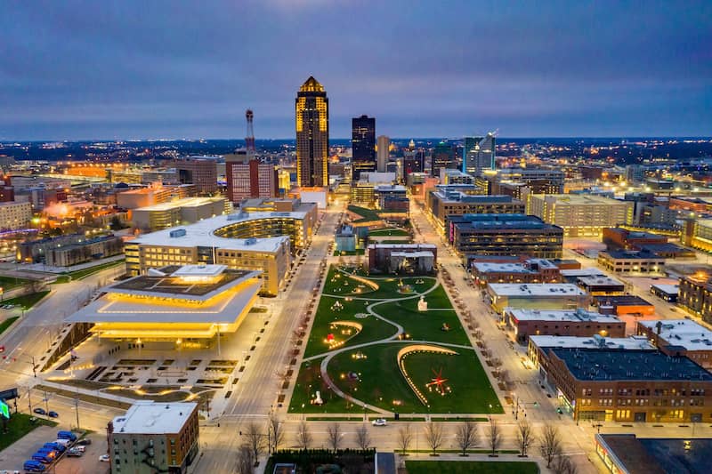 RHB Assets From IGX: Aerial view of Des Moines skyline and Pappajohn Sculpture Garden.