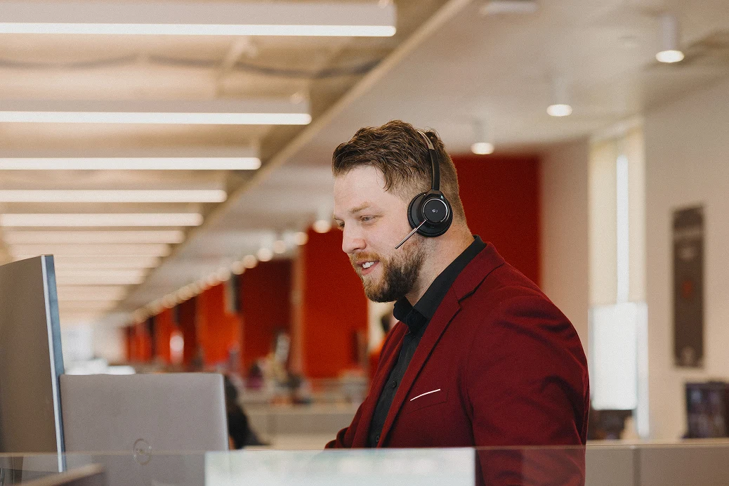 Desktop, Banker talking to client, Chat with Banker, Call Banker, Loan expert