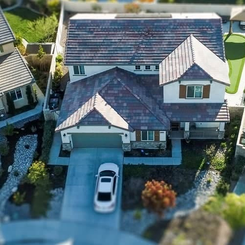 Aerial shot of a neighborhood, presenting an overview of residential areas.