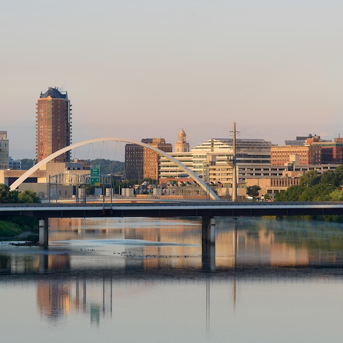Des Moines cityscape and river in Iowa.