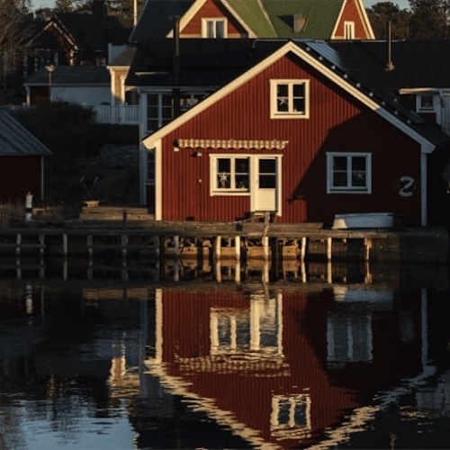 Rows of homes along lakefront.