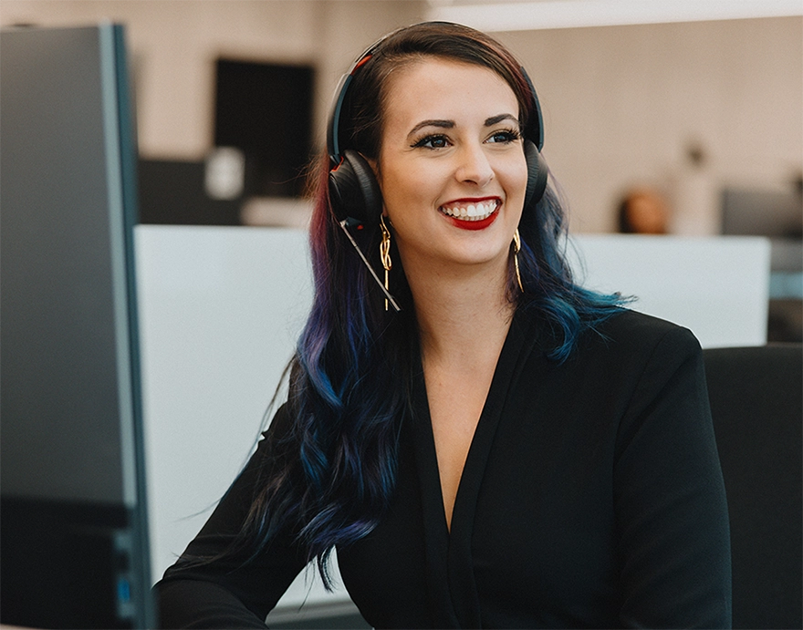 Un empleado de Rocket Mortgage, sonriendo con un auricular de teléfono.