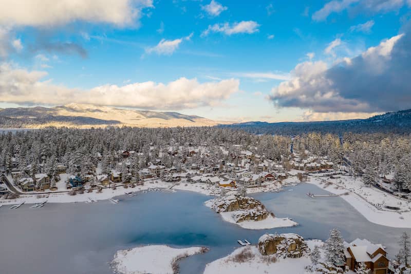Town in Big Bear, California, nearby frozen lake.
