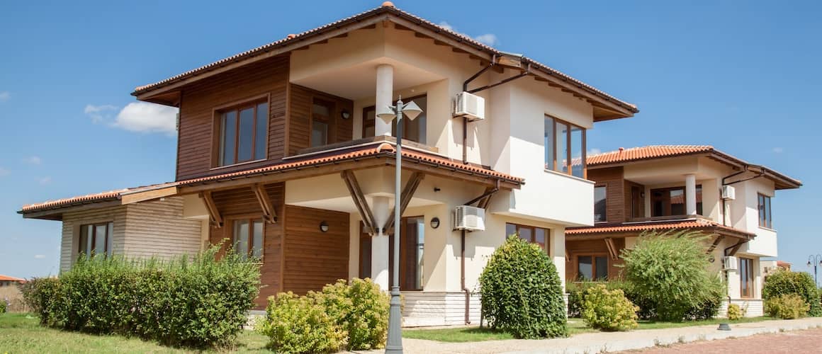 House with flat roofs and wood panelling.